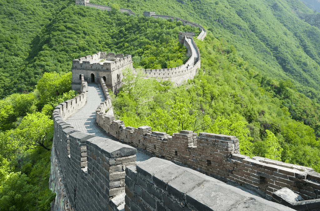 Breathtaking view of the Great Wall of China in greenery.