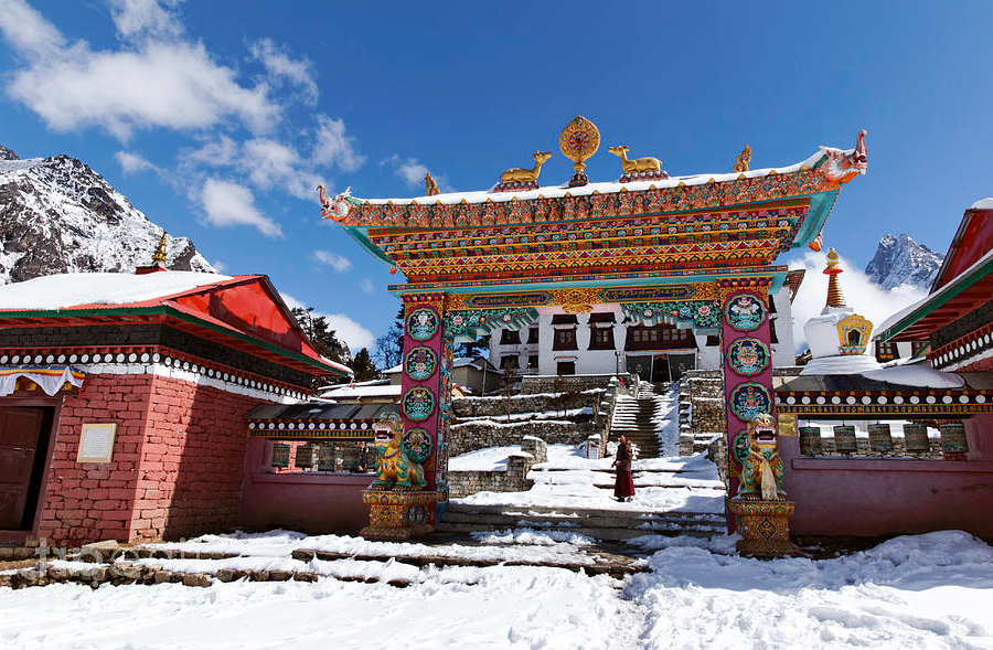 Trekking meditation retreat in the Himalayas